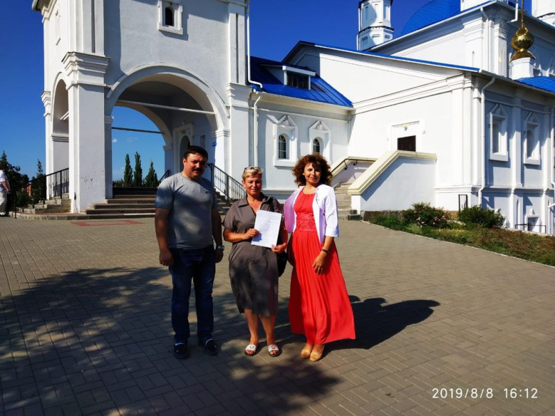 Протоиерей Роман Амплеев и председатель Общественной организации инвалидов «Путь добра» г. Луганска Лилия Васильевна Ильина заключили договор о взаимном сотрудничестве