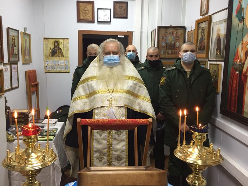 Иеромонах Николай (Наметышев) провел встречу с воинами нового пополнения и совершил вместе с ними молебен о призвании помощи Святого Духа перед началом всякого дела