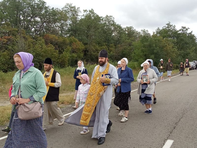 В Миллеровском районе состоялся крестный ход из станицы Мальчевской в слободу Колодези