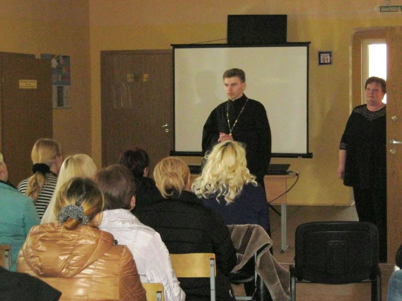 Иерей Глеб Гладышев принял участие в родительском собрании школы № 7 г. Донецка