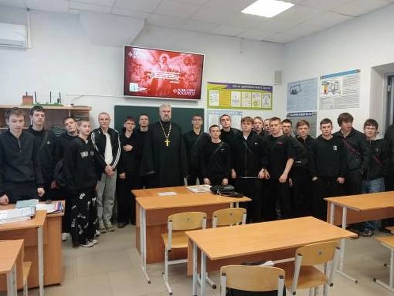 В Лиховском техникуме железнодорожного транспорта прошла встреча со священником, посвящённая Пасхе
