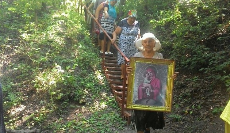 В храме Архангела Михаила сл. Позднеевка Миллеровского благочиния в день празднования Почаевской иконы Божией Матери состоялось богослужение и крестный ход