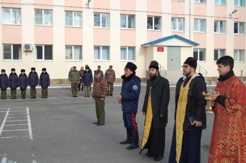 В Шахтинском казачьем кадетском корпусе им. Я.П. Бакланова прошли соревнования по рубке шашкой. Участников приветствовали протоиерей Сергий Яценко и иерей Евгений Поцелуев