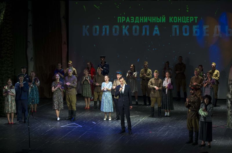 В Шахтинском драматическом театре прошел городской театрализованный концерт «Колокола Победы»