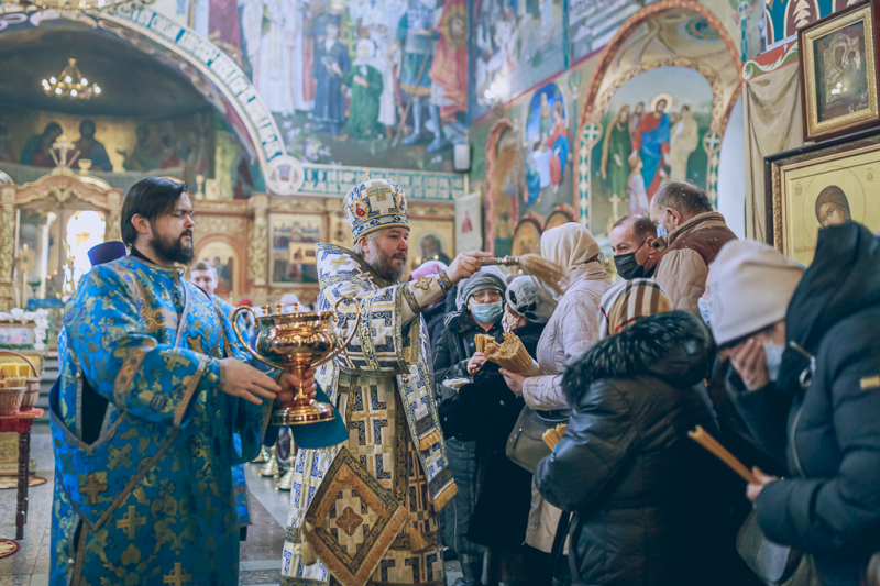 В праздник Сретения Господня Преосвященнейший епископ Симон совершил Божественную литургию в Покровском кафедральном соборе г. Шахты