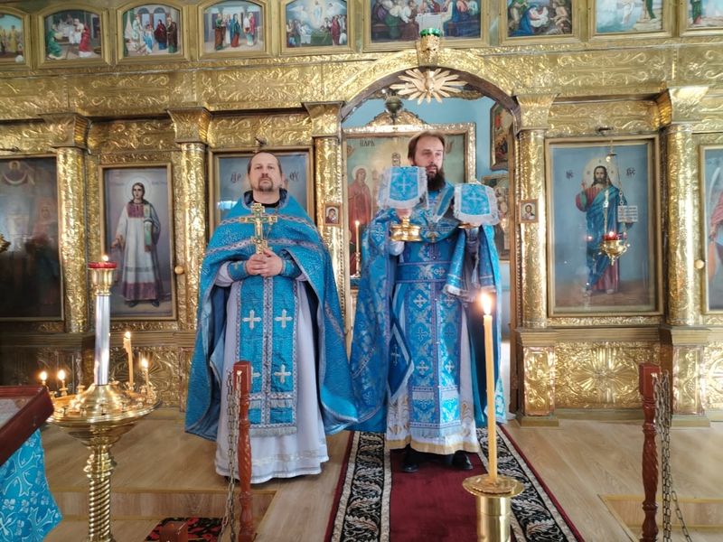 В день явления иконы Пресвятой Богородицы во граде Казани в Покровском храме г. Шахты прошла праздничная Божественная литургия