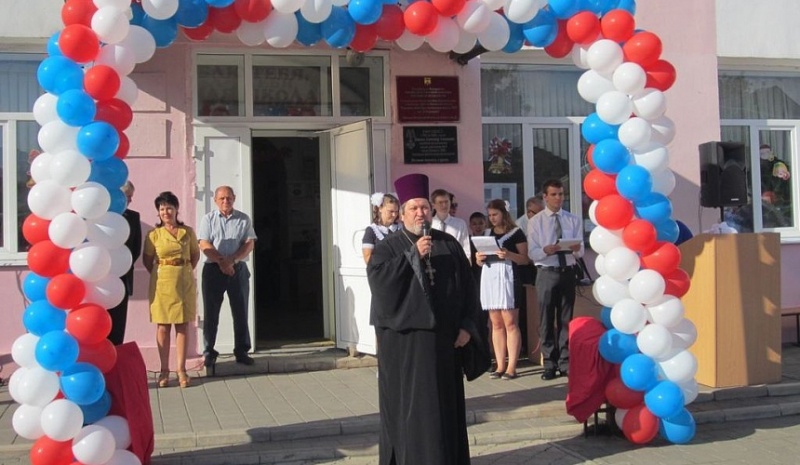 Настоятель Никольского храма города Шахты поздравил учеников городской школы с Днём знаний