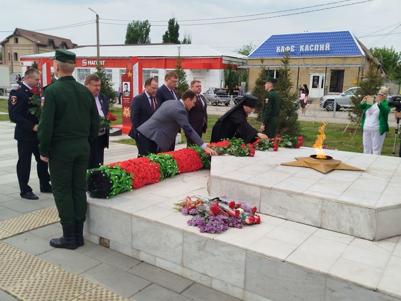 80-летие Победы: депутаты Госдумы и Заксобрания области вместе с миллеровцами и духовенством возложили цветы к «Вечному огню»   