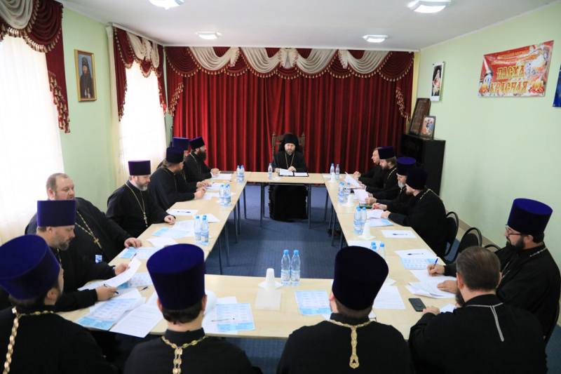 Под председательством Преосвященнейшего епископа Симона в духовно-просветительском центре при Покровском кафедральном соборе состоялся Епархиальный совет