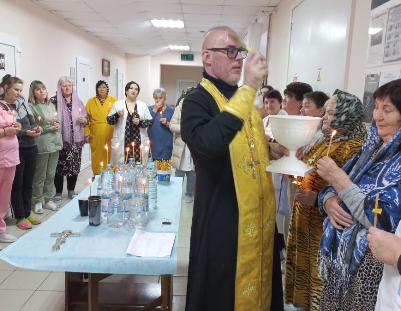 Иерей Евгений Поцелуев с пастырским визитом посетил Лечебно-реабилитационный центр № 2 города Шахты