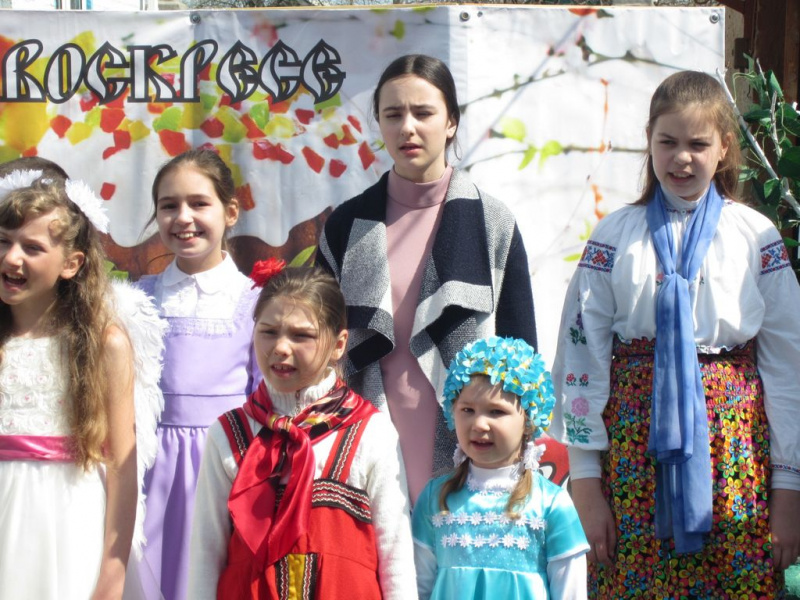 В Неделю Жен-мироносиц, в Свято-Никольском приходе г. Шахты воспитанники воскресной школы «Радоница» выступили с праздничным концертом, для мам и бабушек