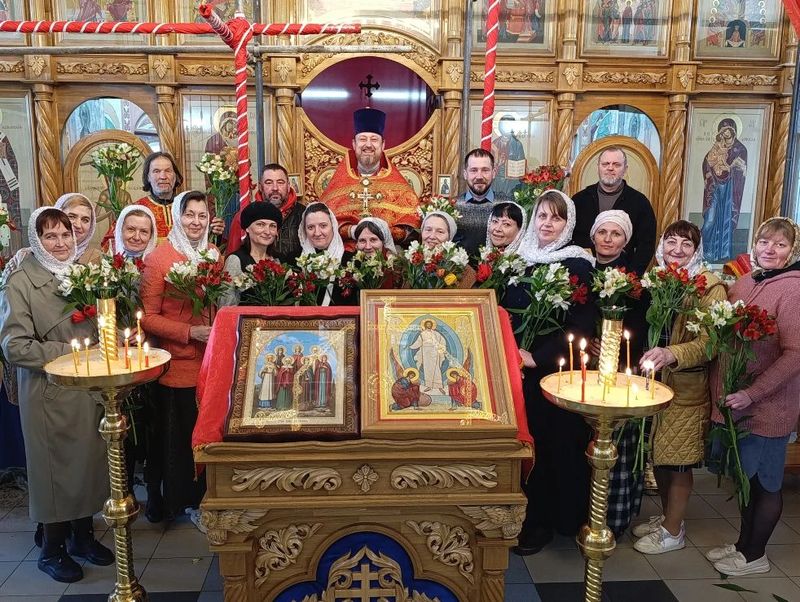 В Донском храме Новошахтинска воспитанники воскресной школы поздравили прихожанок с днём жён-мироносиц