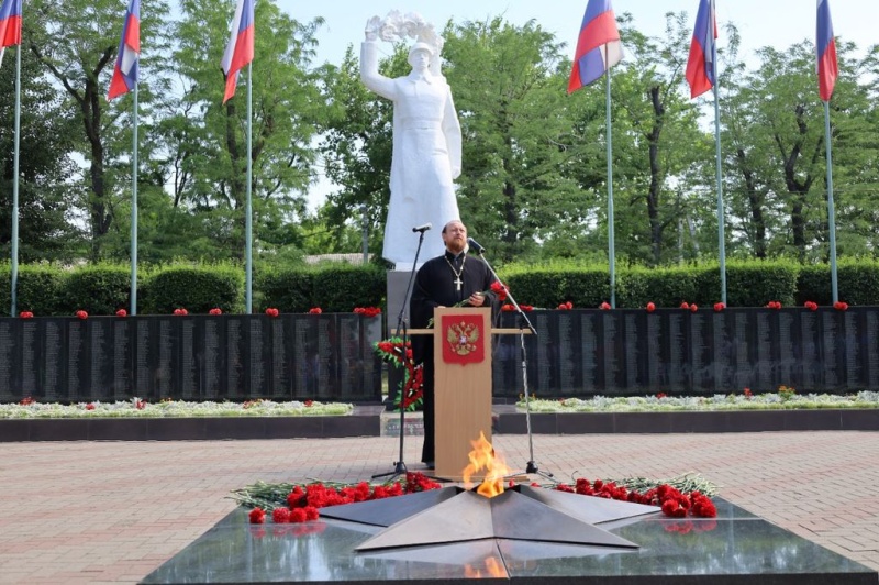 Митинг, посвященный скорбной дате – началу Великой Отечественной войны, прошел у Вечного огня в Новошахтинске