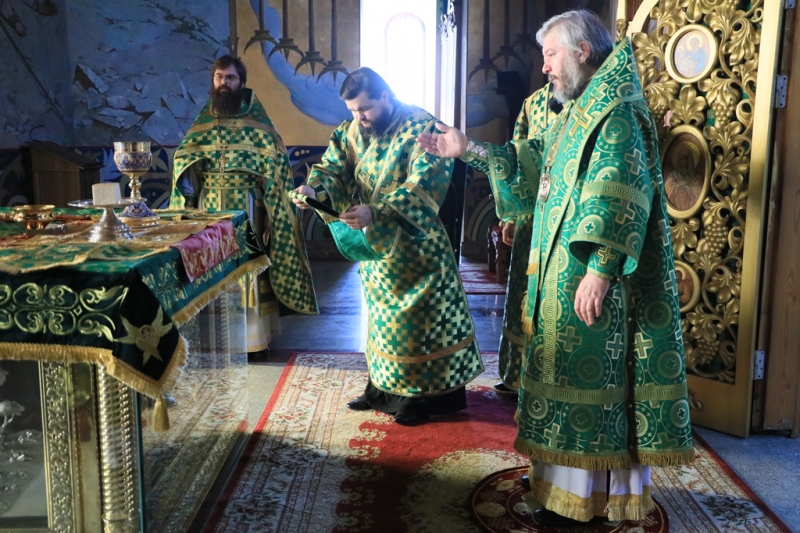 В седьмую годовщину архиерейской хиротонии Преосвященнейший епископ Симон совершил Божественную литургию в Покровском кафедральном соборе города Шахты