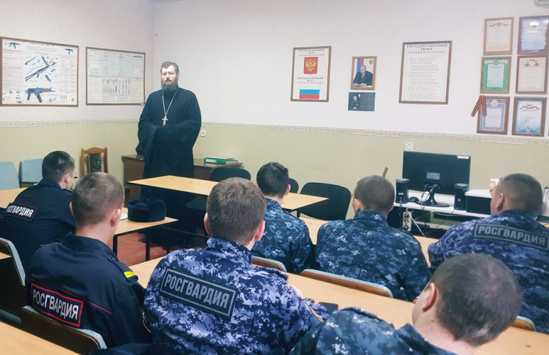 С Днем защитника Отечества сотрудников Управление вневедомственной охраны войск национальной гвардии РФ поздравил священник Покровского кафедрального собора
