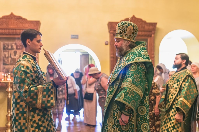 Праздничную Литургию по случаю престольного дня храма святой Ксении Петербургской г. Шахты возглавил Преосвященнейший Симон, епископ Шахтинский и Миллеровский