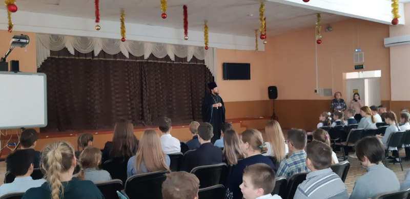 Протоиерей Виталий Крейдич провел встречу с учениками школы № 11 г. Каменск-Шахтинский