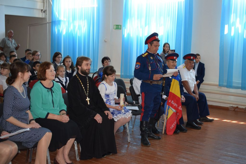 В Доме культуры п. Интернациональный Октябрьского района прошла праздничная программа, посвященная вступлению учеников 2 класса школы № 19 в ряды казачат