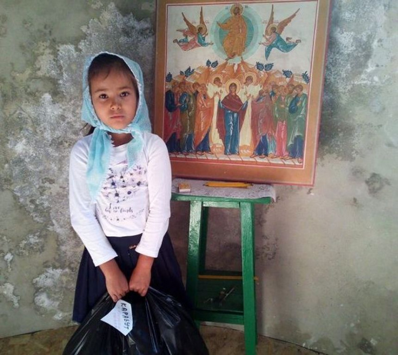 Активные прихожане храма Пресвятой Троицы с. Маньково раздали детские вещи нуждающимся многодетным семьям