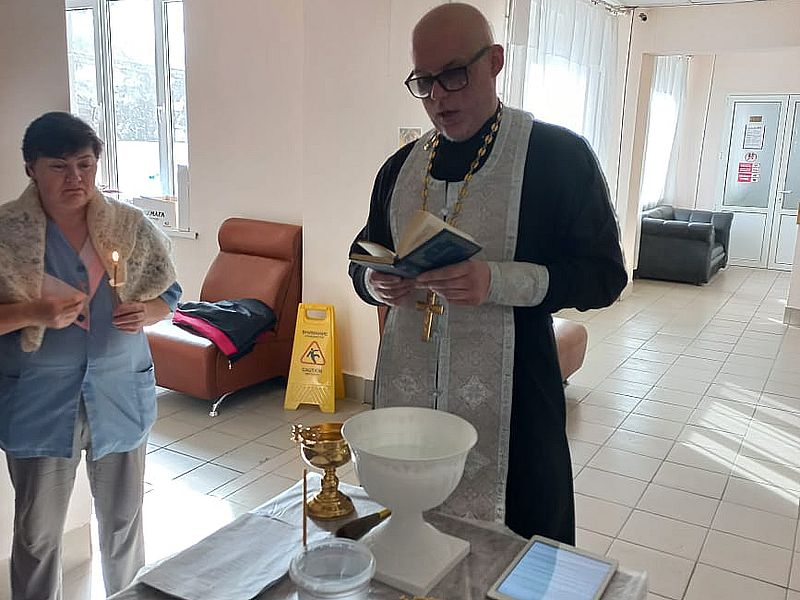 Иерей Евгений Поцелуев посетил с пастырским визитом Лечебно-реабилитационный центр №2 города Шахты