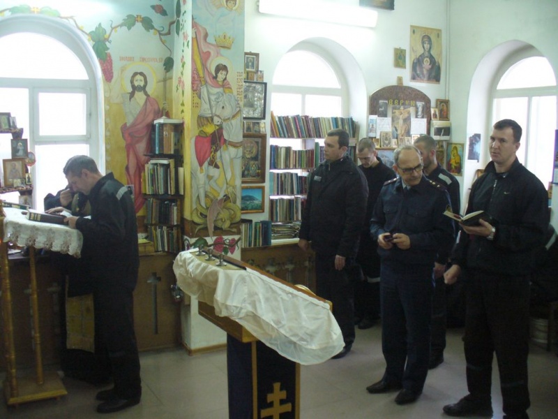 В исправительной колонии № 9 в престольный день храма совершили Литургию