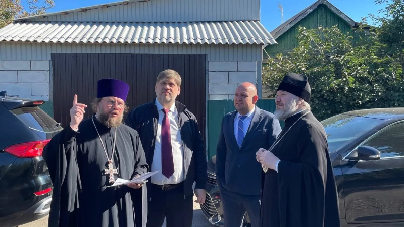 Преосвященнейший епископ Симон осмотрел места строительства храма в станице Багаевской