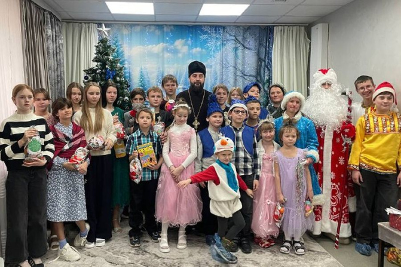 Традиция добра и радости: рождественская встреча в детском приюте "Огонек" поселка Каменоломни