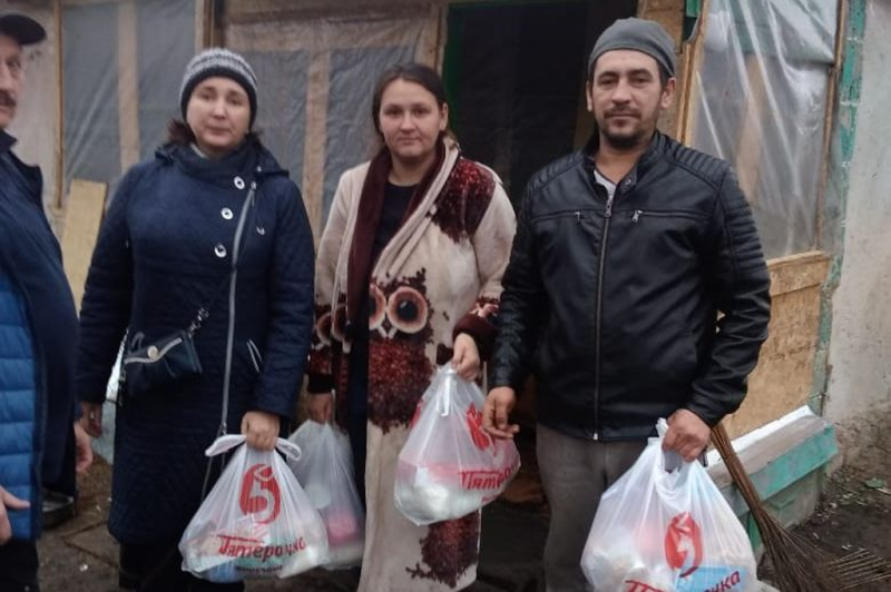 Помощник благочинного Александровск-Грушевского округа совместно с сотрудниками Департамента труда и социального развития города Шахты в преддверии Нового года посетили семью, находящуюся в тяжелой жизненной ситуации