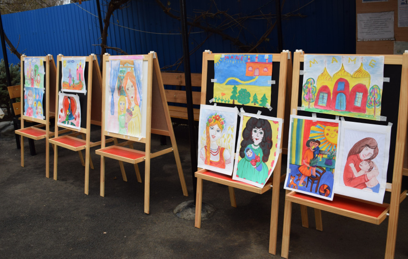 В День матери в храме Архистратига Михаила пос. Каменоломни Октябрьского района прозвучали поздравления в адрес матерей, жен, сестер и бабушек