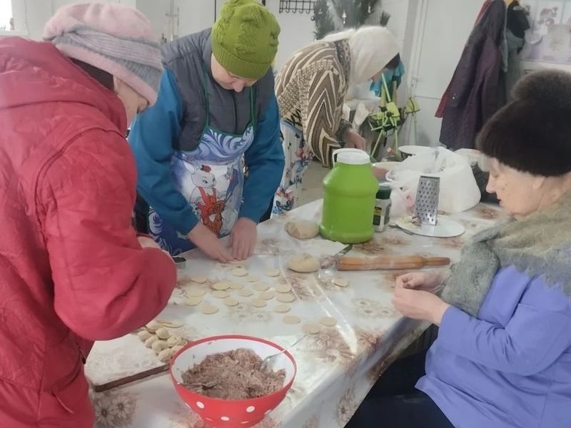 В селе Первомайском отметили праздники лепкой домашних вареников и пельменей