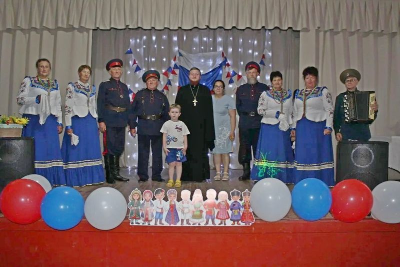 В хуторе Ажинов прошёл концерт ко Дню России