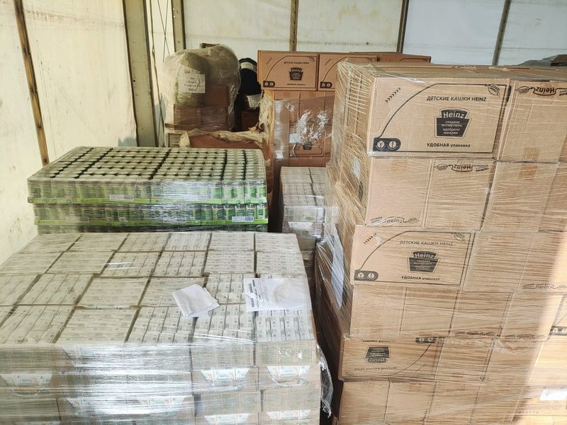 В гуманитарных центрах Шахтинской епархии нуждающимся семьям раздали детское питание