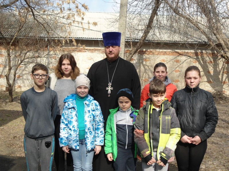 В воскресной школе «Радость» г. Каменск-Шахтинский состоялась беседа настоятеля храма Почаевской иконы Божией Матери протоиерея Вячеслава Лавлинского с учащимися о Прощеном воскресенье 