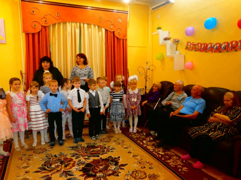 Молодежный отдел Донецкого благочиния совместно с духовным родительским клубом «Свет добра» осуществили выездную акцию «Любовь, заботу, внимание ближнему»