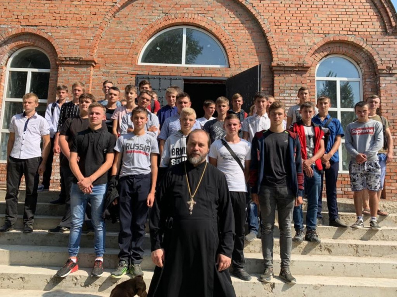 Первокурсники казачьего кадетского техникума г. Миллерово посетили с экскурсией храм великомученика Пантелеимона