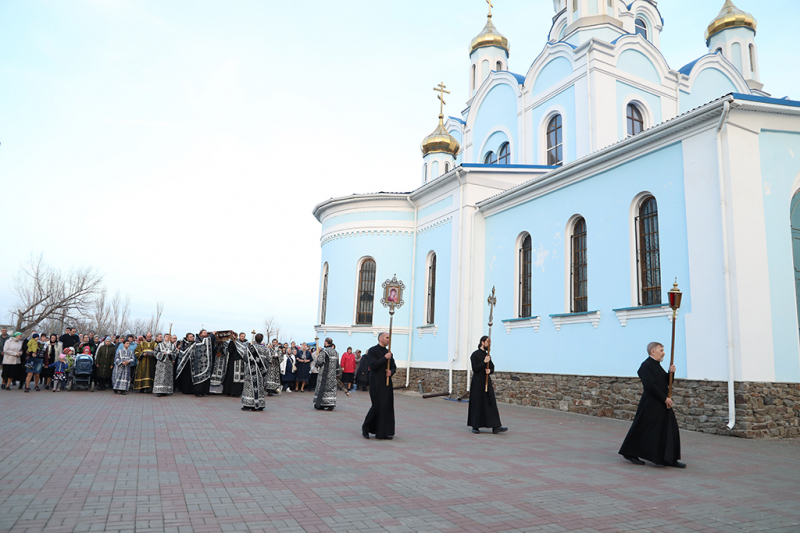 Преосвященнейший епископ Симон совершил утреню Великой субботы с чином Погребения Плащаницы