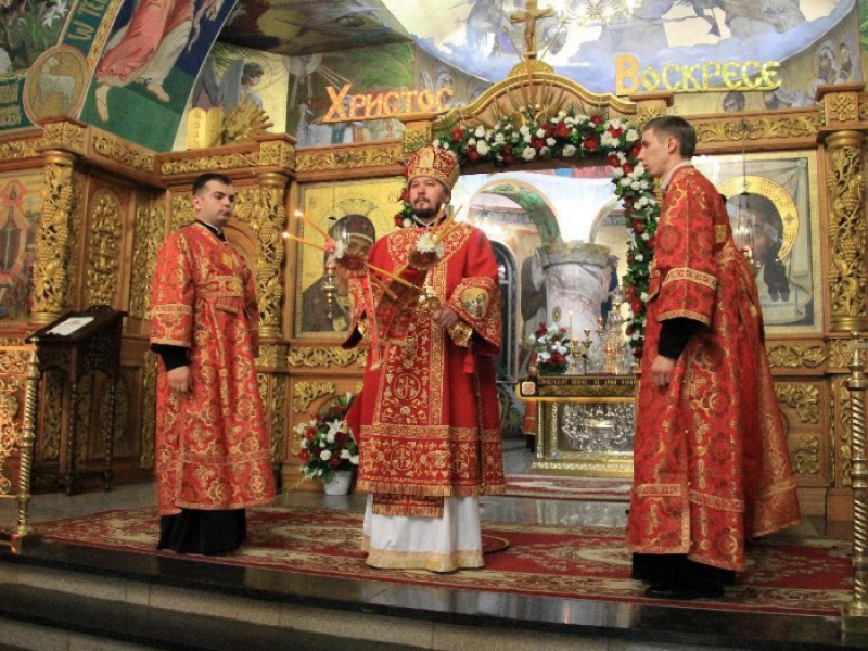 В праздник Светлого Христова Воскресения епископ Симон возглавил торжественное богослужение в Покровском кафедральном соборе г. Шахты