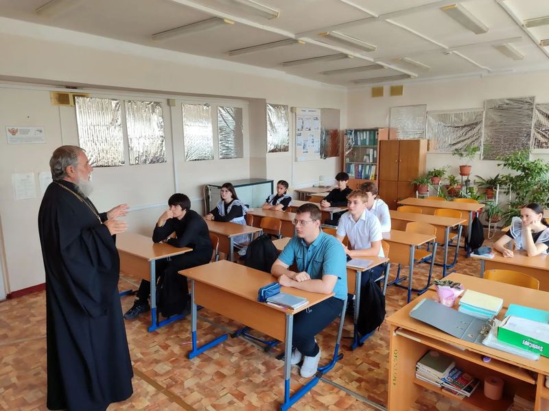 Священник побеседовал со школьниками о заповедях блаженства   
