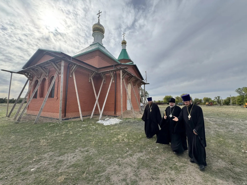 Преосвященнейший епископ Симон с архипастырским визитом посетил строящийся храм в хуторе Пичугин