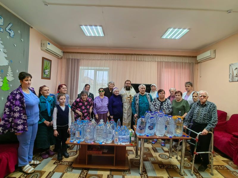 Подопечных реабилитационного центра поселка Каменоломни поздравили с днем Крещения Господня