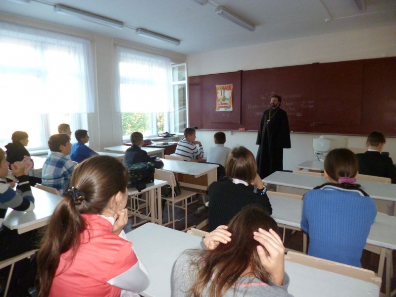 Протоиерей Сергий Сергошин провел классный час в школе № 44 г. Шахты