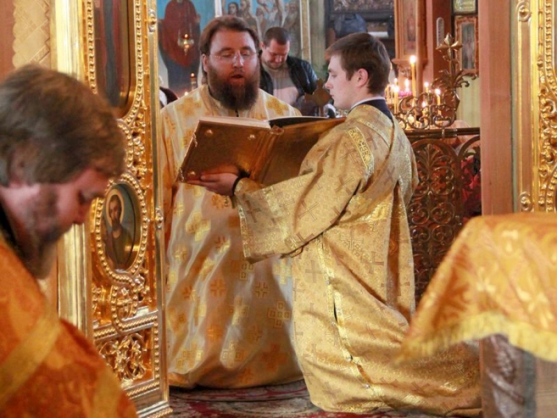 Епископ Игнатий коленопреклоненно вознес молитвы о мире на Украине за Литургией в Никольском храме хут. Гуково