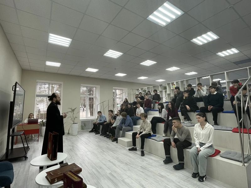 В физико-математической школе Шахт отметили День православной книги встречей со священником и филологом