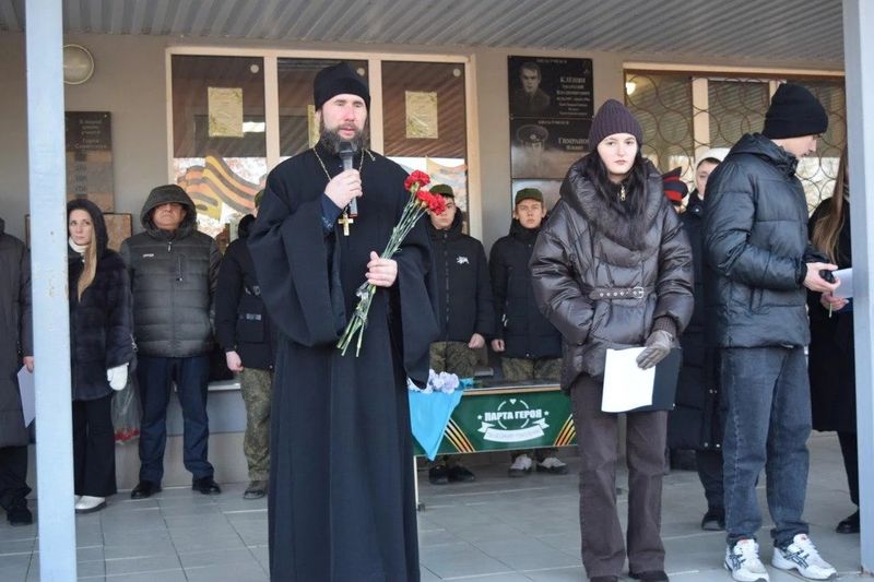 В школе №14 города Шахты открыли мемориальную доску командиру взвода, сержанту Евгению Павлову, погибшему в зоне СВО