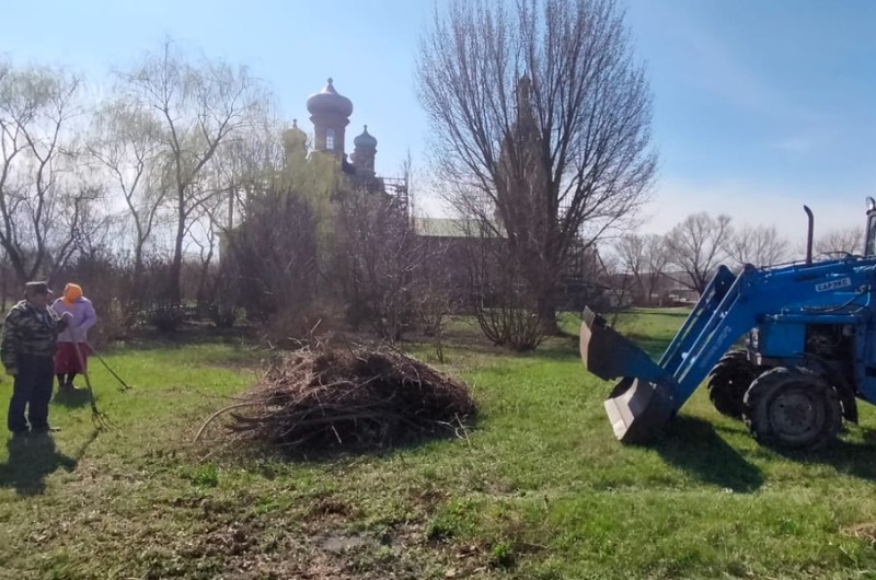 Прихожане храма Архистратига Михаила навели порядок на прилегающей площади