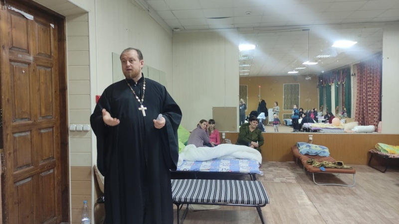Приход Донского храма г. Новошахтинска оказывает помощь беженцам, временно размещенным в городе