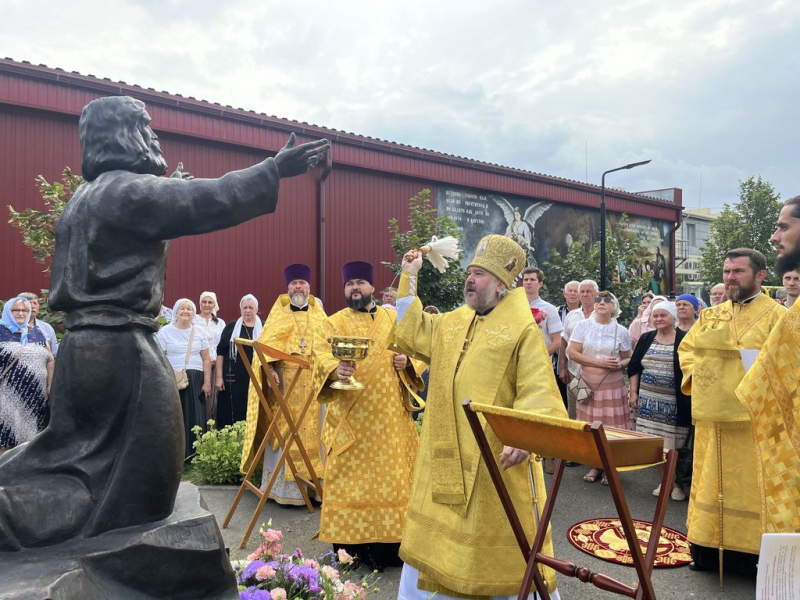 Епископ Симон совершил Божественную литургию в храме святых мучениц Веры, Надежды, Любови и матери их Софии в станице Багаевской и освящение монумента преподобного Серафима Саровского