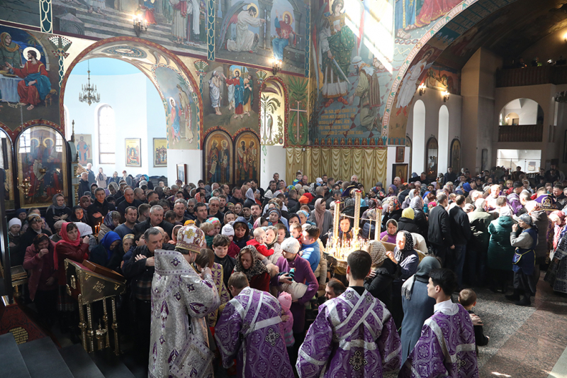 В Четверг Страстной седмицы Преосвященнейший епископ Симон совершил Божественную литургию святителя Василия Великого в Покровском кафедральном соборе г. Шахты