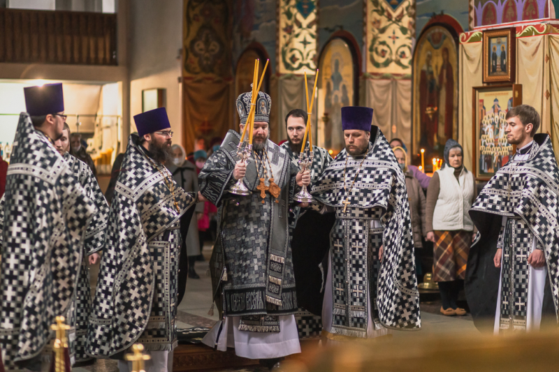 В среду первой седмицы Великого поста в Покровском кафедральном соборе г. Шахты совершена первая Литургия Преждеосвященных Даров