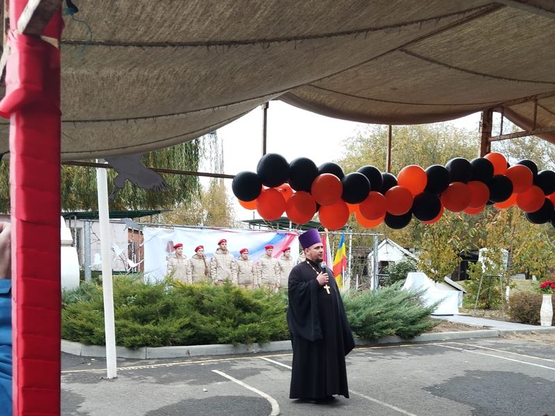 Священник Анатолий Минаев принял участие в митинге, посвящённом открытию мемориальный плиты воспитанникам – погибшим военным, в Елкинском Центре помощи детям